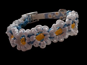 Halsband met bloemetjes en bijpassende sluiting